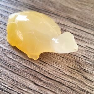 Carved stone white-cream turtle figurine 🐢